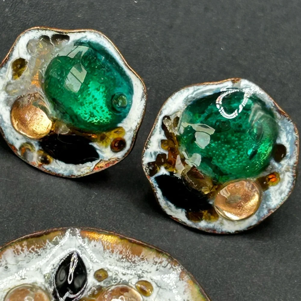 VTG Signed Sheldon Art Glass Copper Brooch and Screwback Earrings Set‎